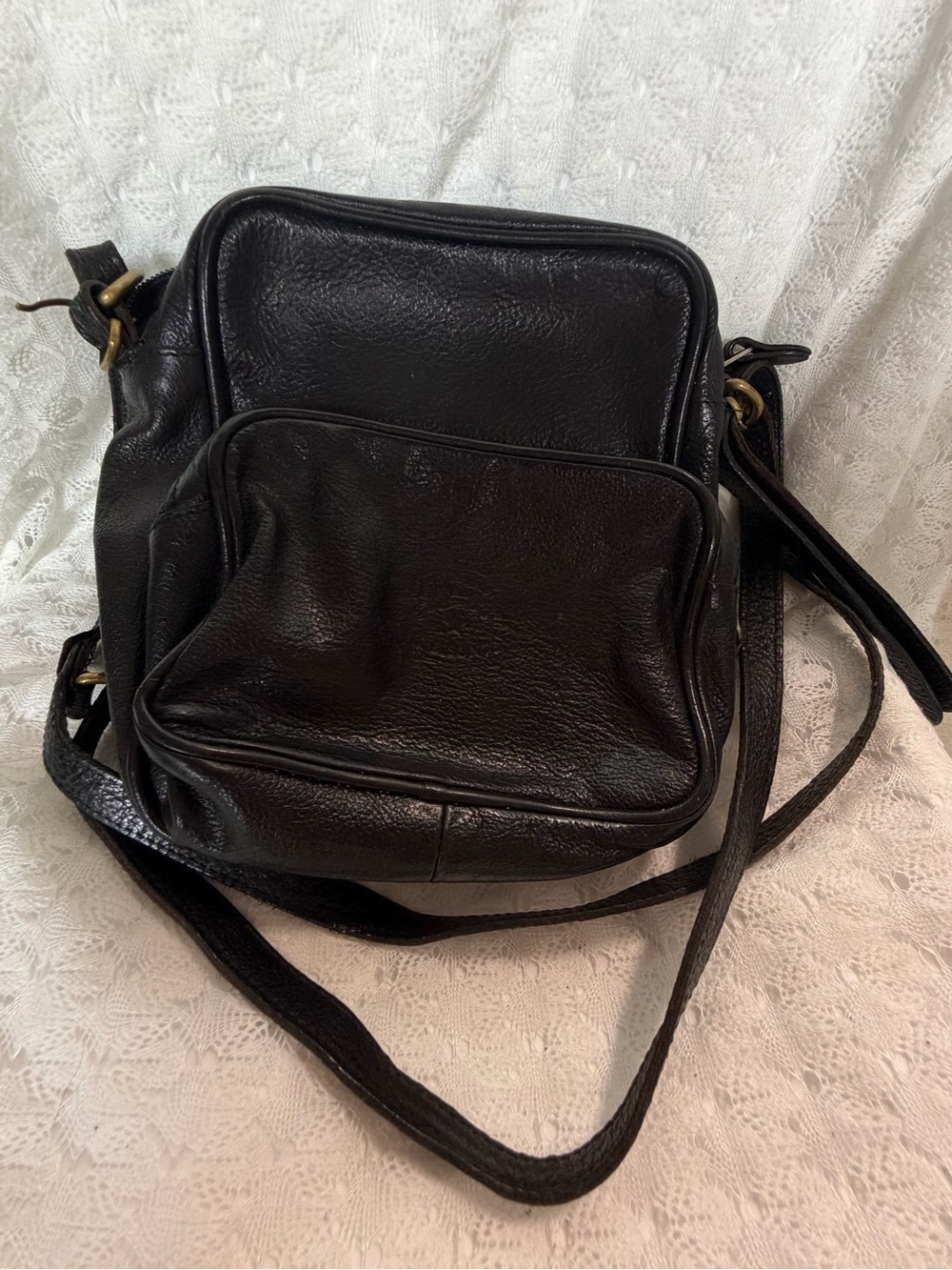 Bisonte Black Leather Messenger Crossbody Bag with Front Pocket